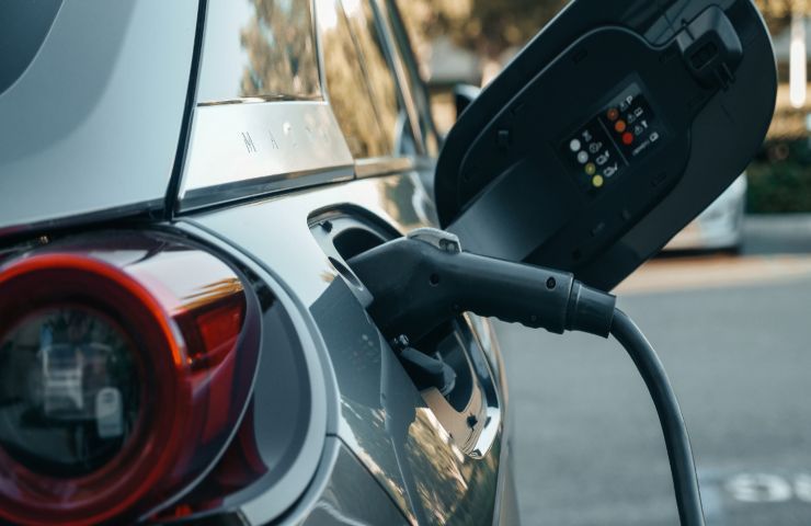 Auto elettrica o benzina? Quale conviene di più