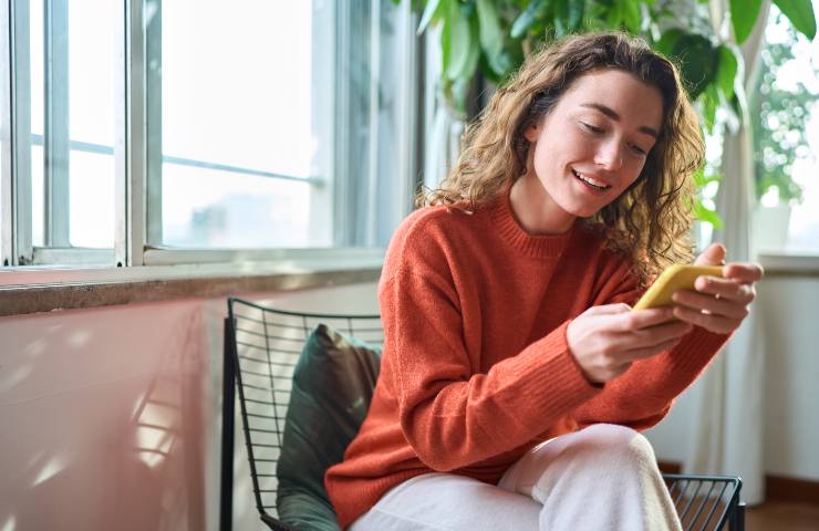 Perché dovresti metetre il cellulare in un bicchiere