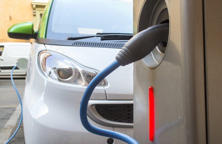 Auto elettrica: come e dove ricaricarla gratis