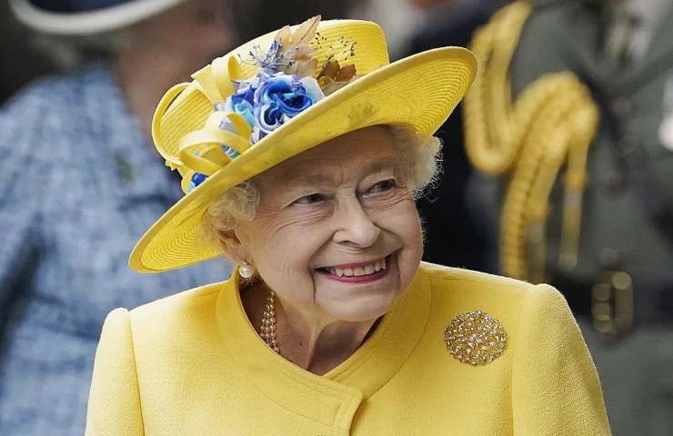 Regina Elisabetta II eredità guardoroba capelli borse