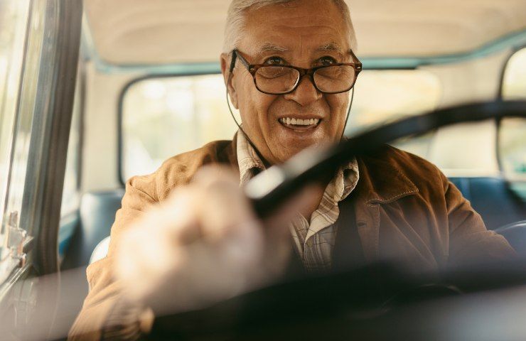 anziano alla guida multa