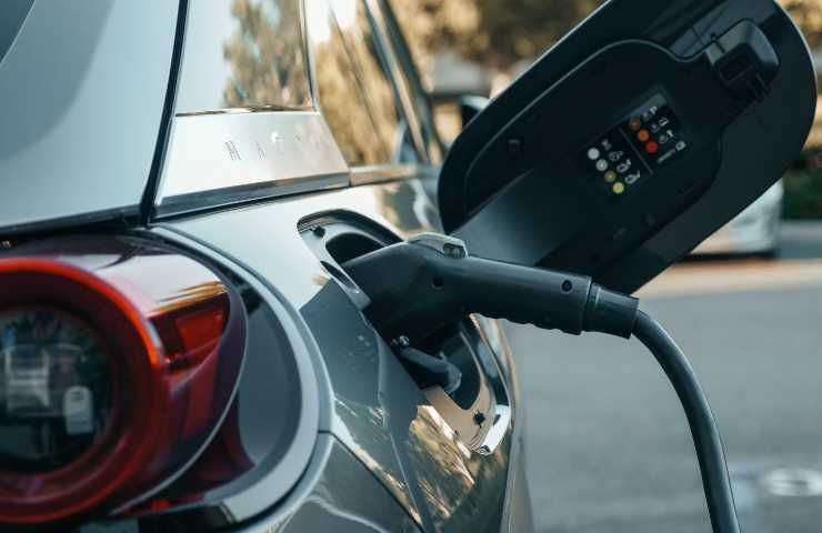 Auto elettrica risparmio costo batteria