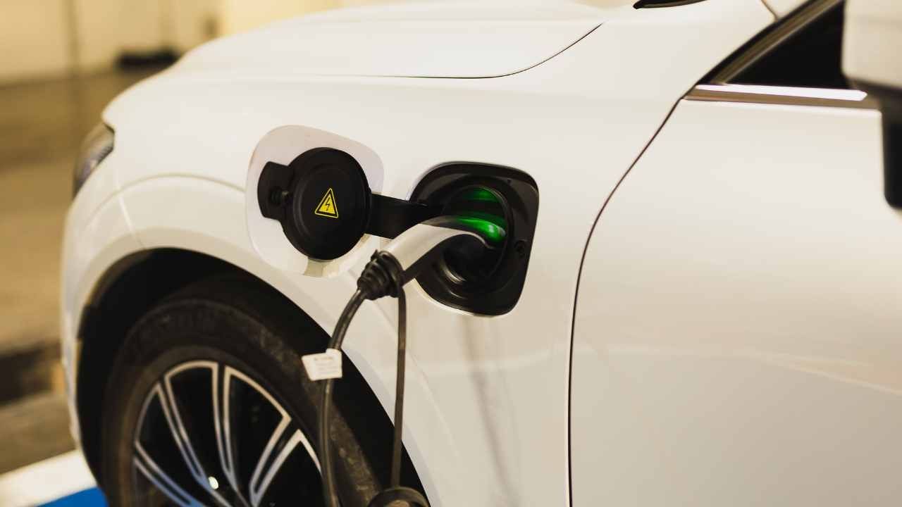 Auto elettrica risparmio costo batteria