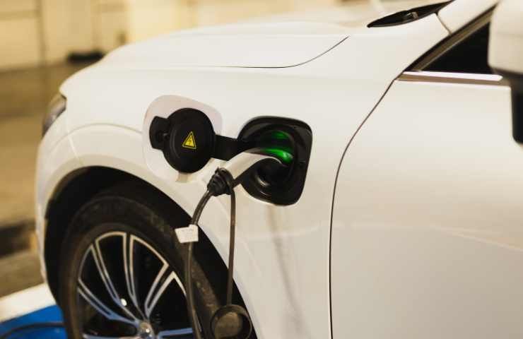 Auto elettrica risparmio costo batteria
