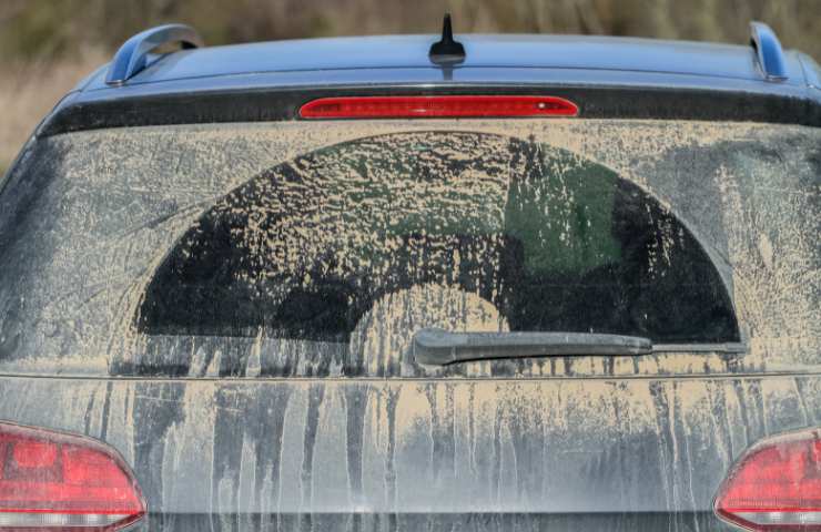 Auto sporca: rischi una multa