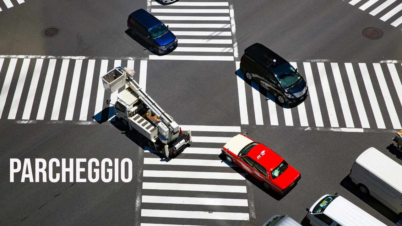 Parcheggio e strisce pedonali