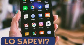 Hai mai notato questo tasto sullo smartphone? Se lo premi accade una cosa bella