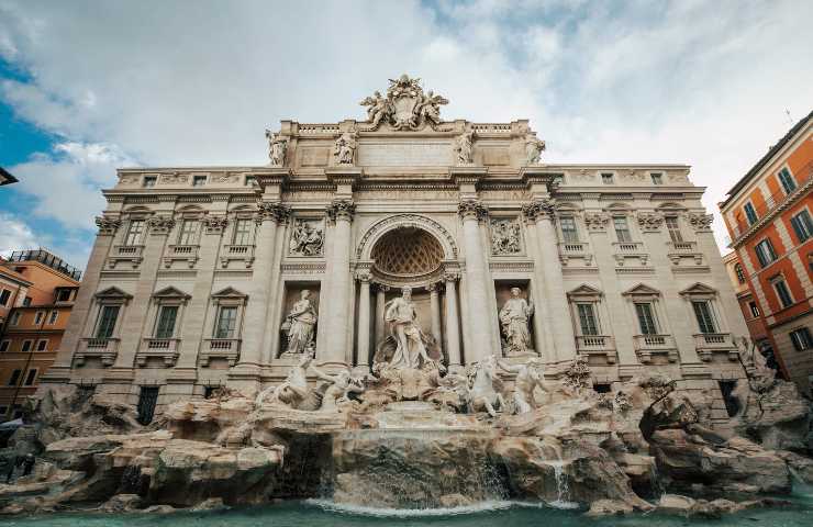 Dove finiscono le monete gettate nella Fontana di Trevi?