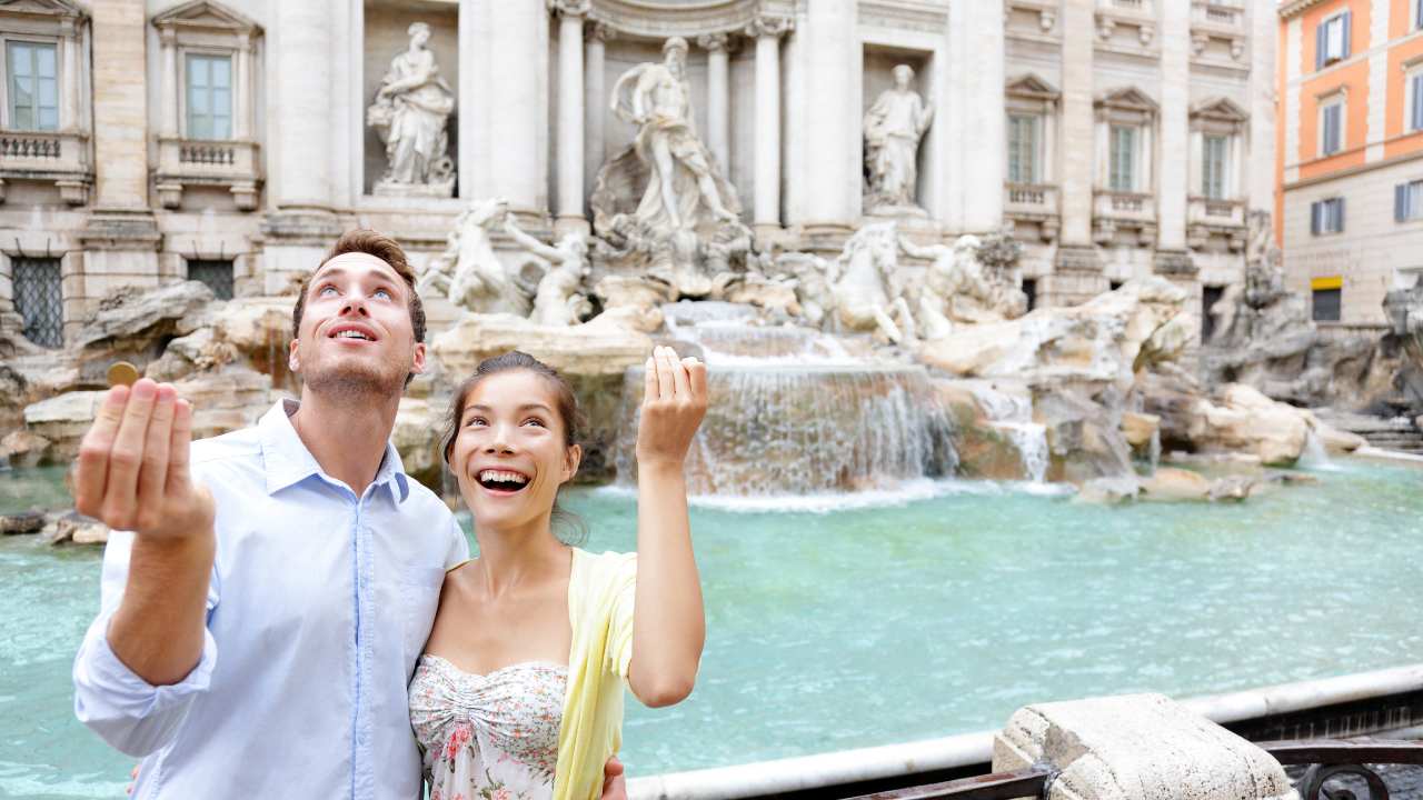 Dove finiscono le monete gettate nella Fontana di Trevi?