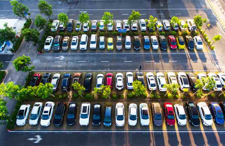 Aumento delle tariffe dei parcheggi blu d'estate?