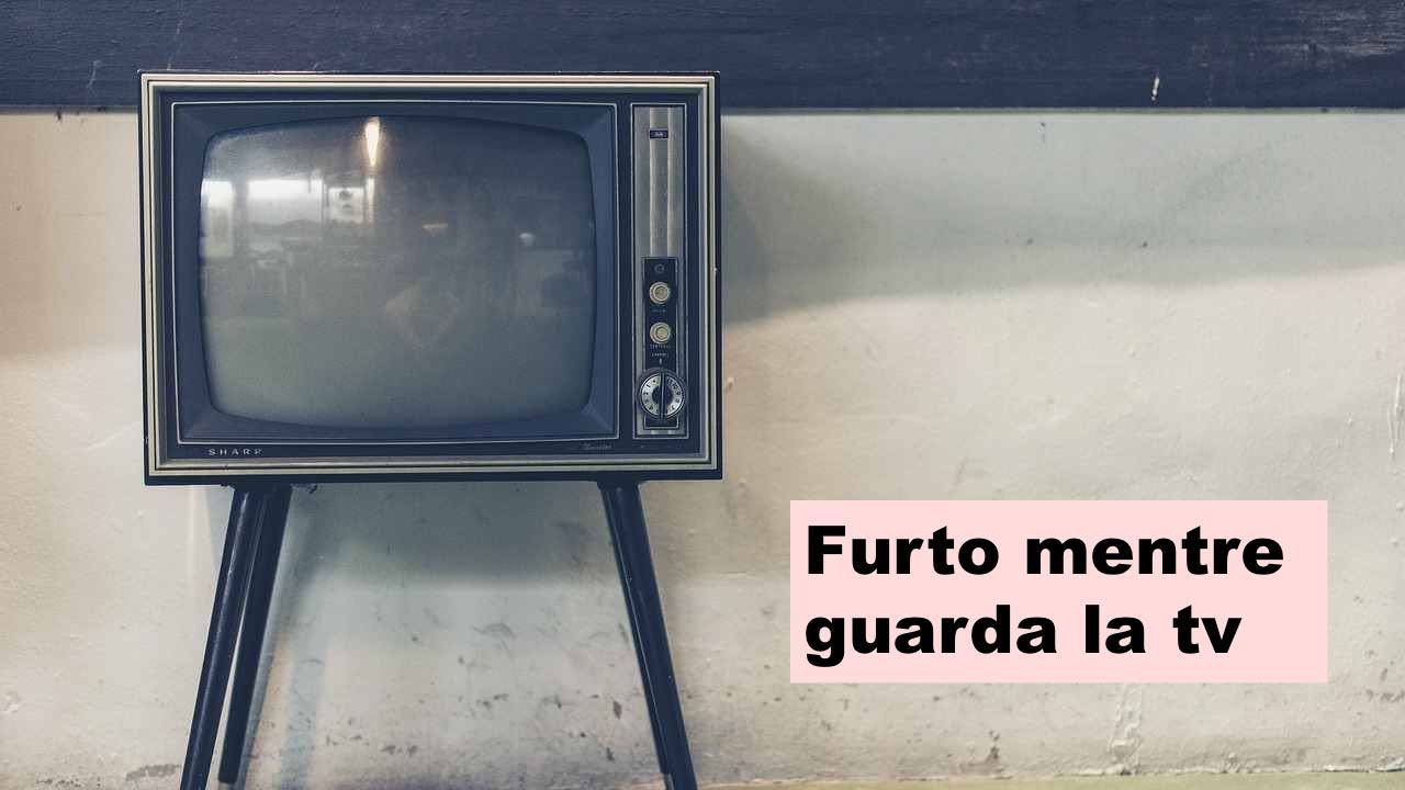 Furto mentre guarda la tv