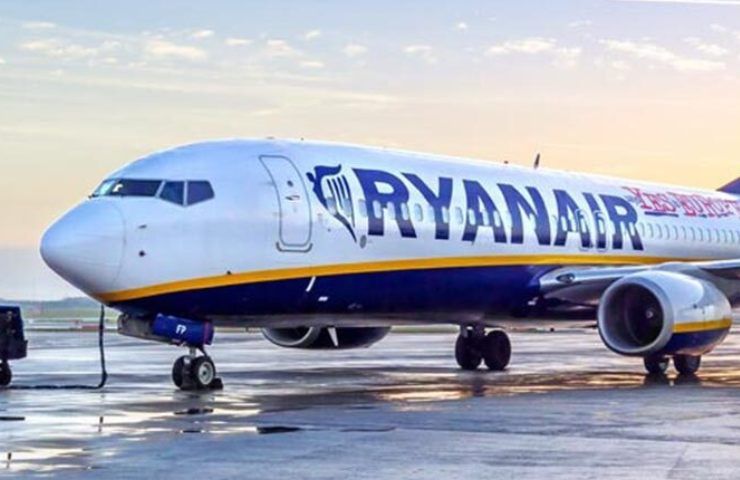 ryanair volo ritardo donna cellulare