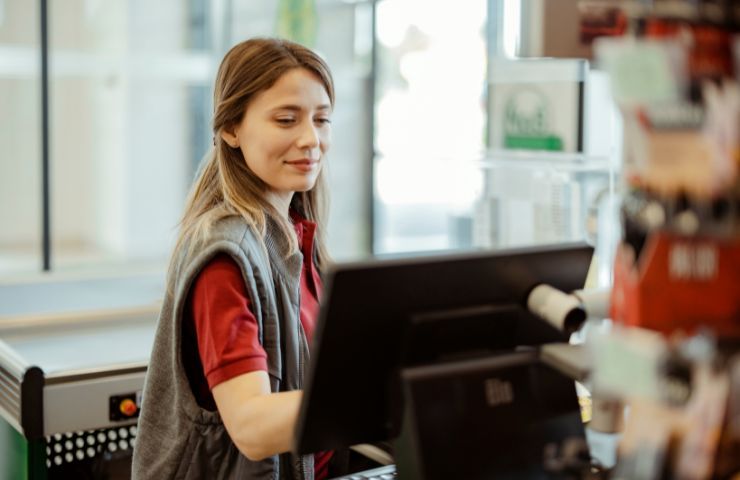 Commessa al supermercato: sai a quanto ammonta lo stipendio?