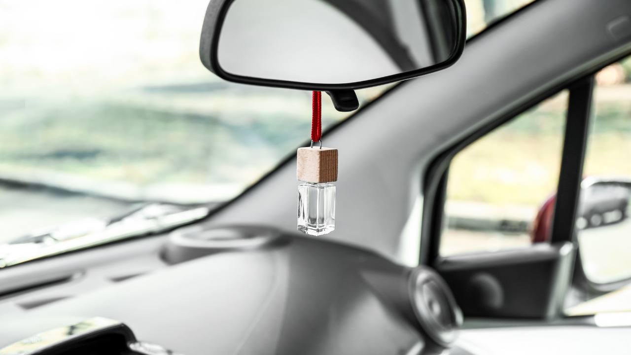 deodorante appeso in auto: lo sai che rischi la multa?