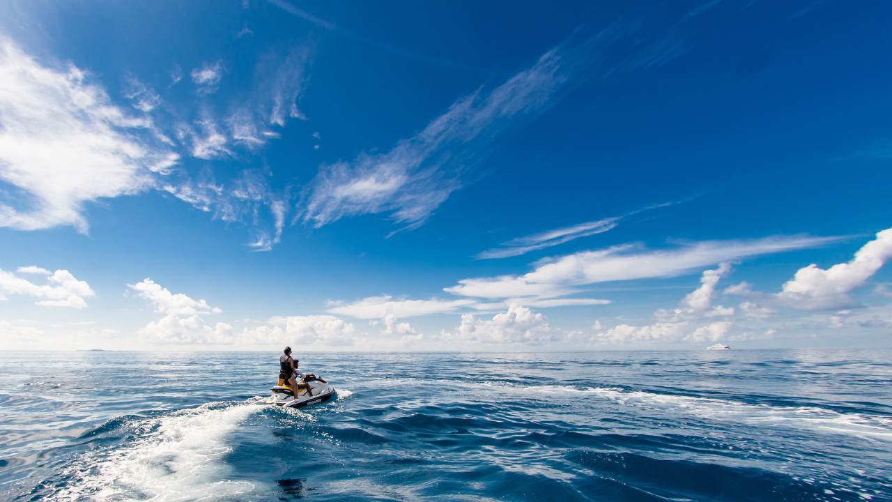 Quanto costa affittare una moto d'acqua in spiaggia: gli importi