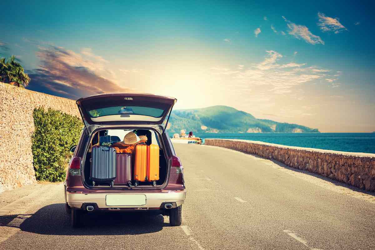 auto carica di valigie